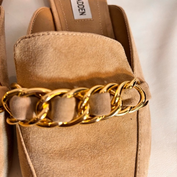 STEVE MADDEN Sz 9 Faine Slip On Light Tan Suede Pointy Mules Gold Toned Chain - Picture 6 of 14